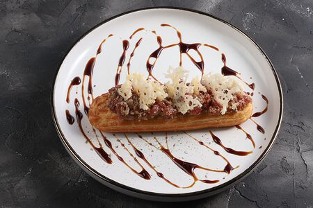 Эклер с говядиной и пармезаном