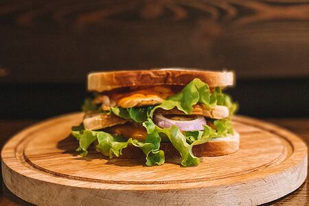 Сэндвич с курицей большой