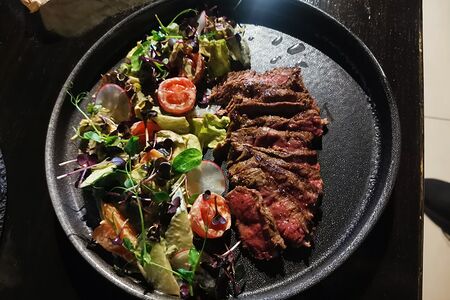 Стейк-салат из говяжьей вырезки