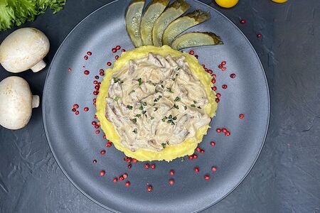 Бефстроганов из говяжьей вырезки с картофельным пюре