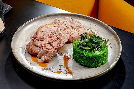 Бедро индейки тандури с зеленым рисом