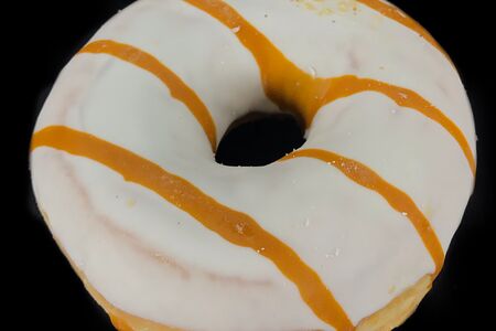 Донат с карамельной начинкой и белой глазурью