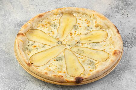 Пицца с грушей и горгондзолой