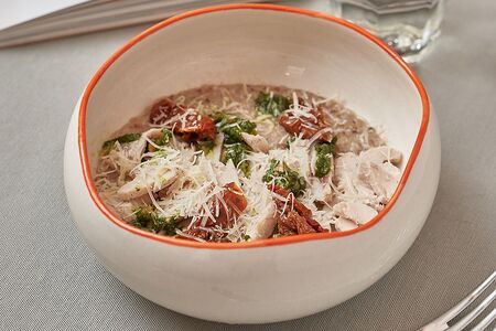 Греча с цыпленком и вялеными томатами