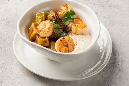 Хрустящий баклажан с томатами и муссом из копченого сулугуни с креветками