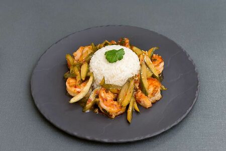 Жареные креветки с огурцами