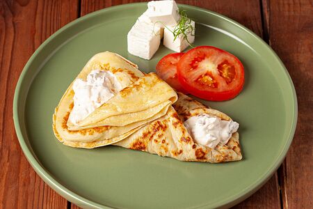 Блин с брынзой и помидорами