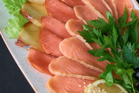 Ассорти из малосоленой и копченой рыбы