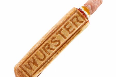 Французский с колбаской в беконе