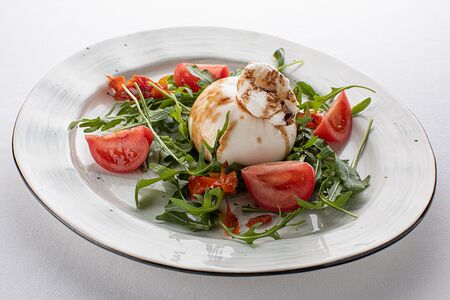 Буррата с руколой и помидорами