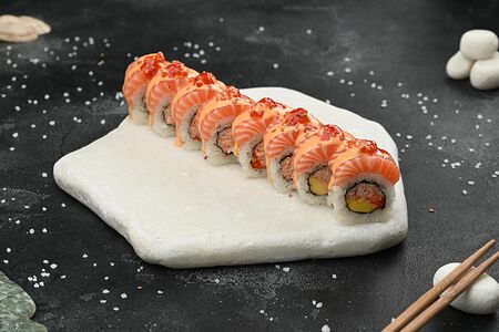 Ролл лосось - краб с соусом спайси апельсин