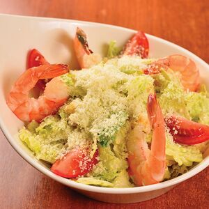 Салат Цезарь с королевскими креветками