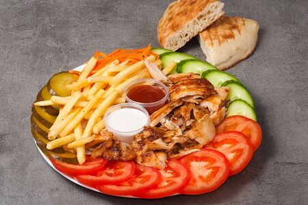 Шаурма открытая на тарелке