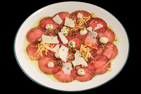 Карпаччо из вырезки с кремом из белых грибов