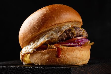 Бургер с яйцом