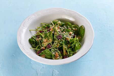 Салат со шпинатом и клюквой