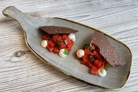 Тартар из нерки с рябиной