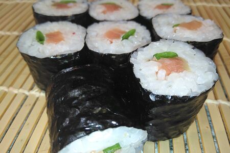 Классический ролл с лососем и луком