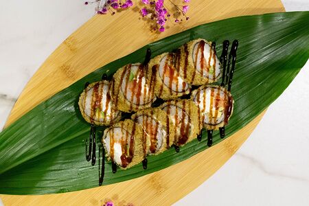 Жареный ролл с лососем