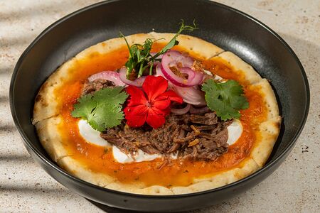 Томленые телячьи щечки на пшеничной лепешке с йогуртовой заправкой