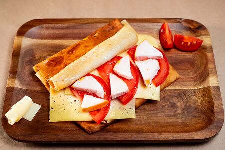 Блин Шаверма с копчёной курицей, сыром, грибами и томатами