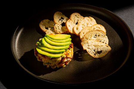 Тартар креветка манго авокадо