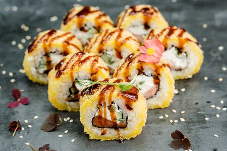 Жареный мини-бикини с лососем и огурцом, сыром