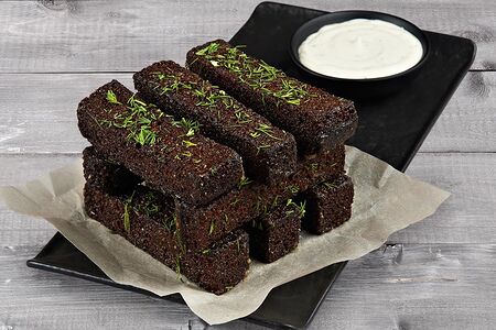 Чесночные гренки с соусом