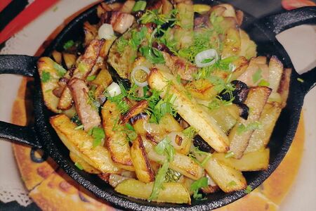 Горячая сковорода со свининой