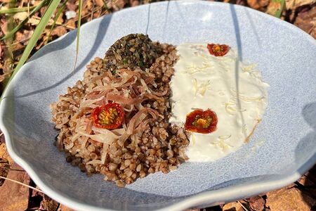 Гречневая с икрой из грибов и беконом