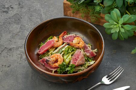 Зеленый салат с тунцом и креветками