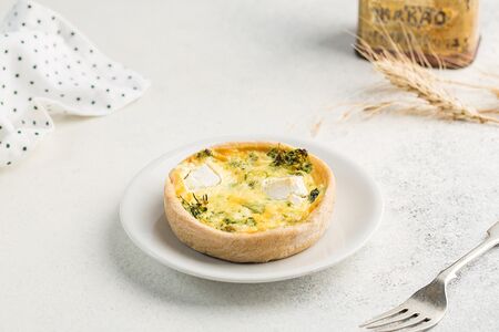 Киш с брокколи и шпинатом