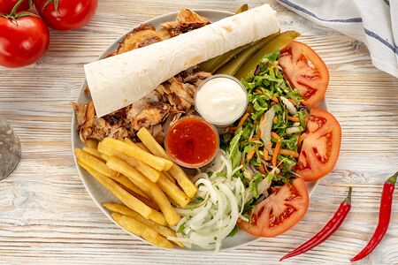 Донер куриный на тарелке