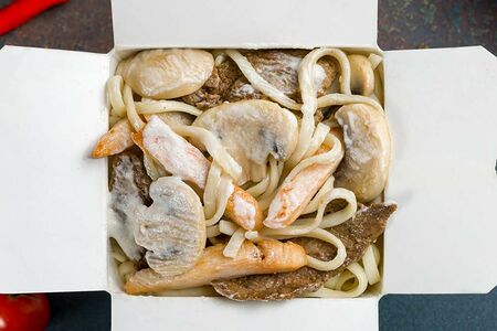 Сытный Вок с соусом сливочный