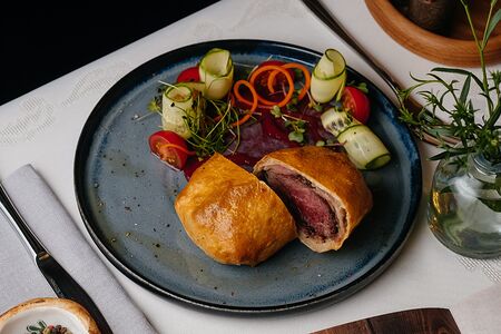 Биф Веллингтон с ягодным соусом