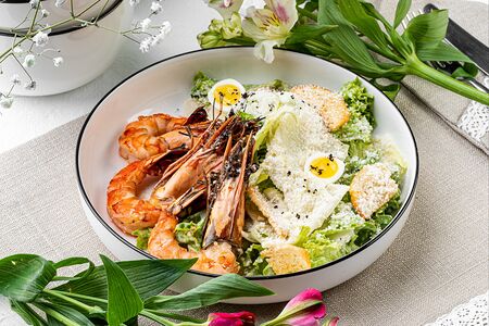 Салат Цезарь с креветками