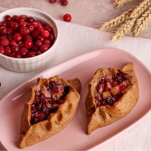 Ржаной пирожок с брусникой и яблоками
