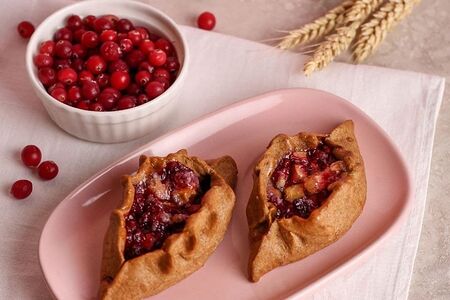Ржаной пирожок с брусникой и яблоками