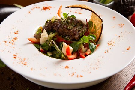 Салат со стейком гриль из говяжьей вырезки и сливочным сыром