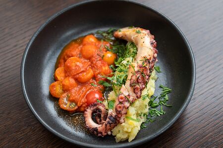 Осьминог, толченый картофель с зеленью, неаполитанский соус