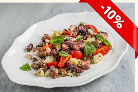 Салат с осьминогом