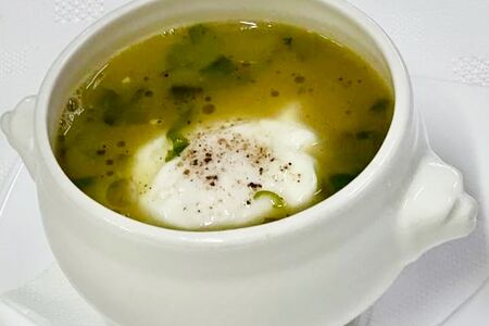 Зеленые щи с яйцом пашот