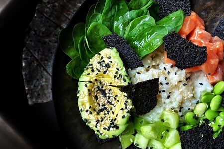 Поке с лососем и авокадо