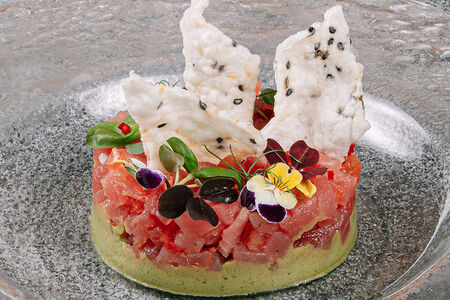 Тартар из тунца с кремом из авокадо и чипсами из кунжута