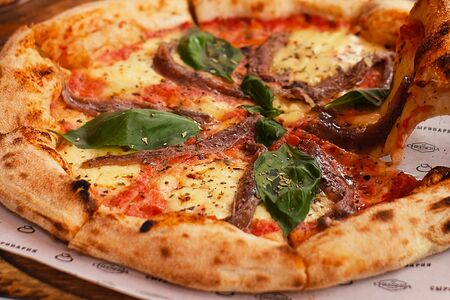 Пицца с анчоусами