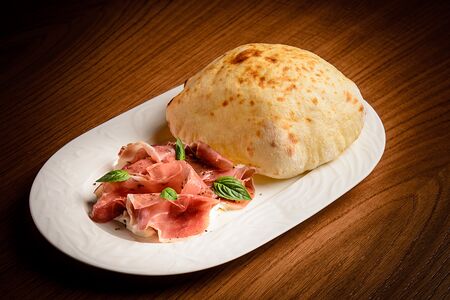 Пармская ветчина со страчателлой