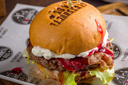 Бургер Блючиз с брусникой