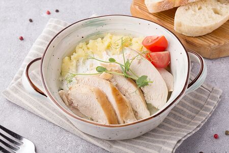 Запеченная куриная грудка с картофельным пюре в сливочном соусе