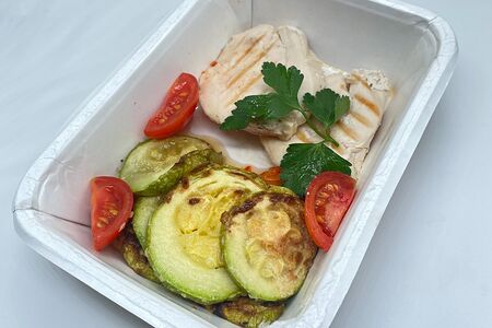 Куриная грудка с овощами гриль