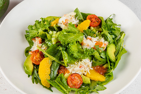 Большой салат с камчатским крабом, икрой, авокадо, листьями салата